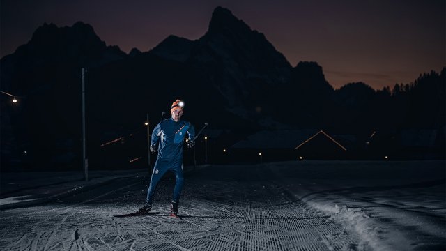 Cross-country skiing on the night trail in Schoenried