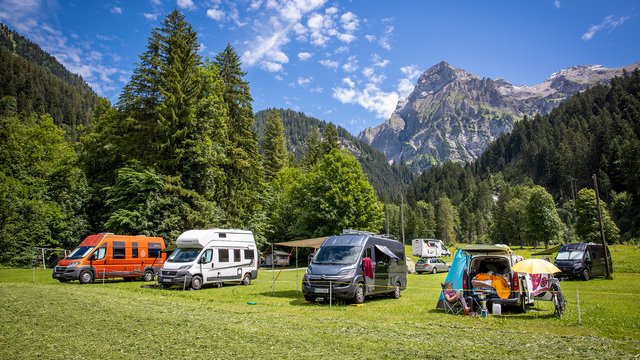 Camper im Sommer auf dem Camping Hasenweide, Lenk-Simmental