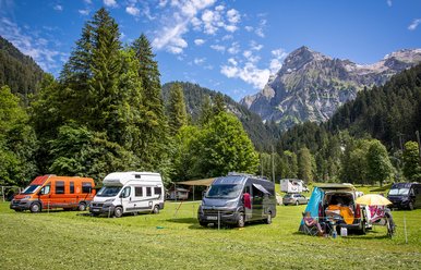 Camper im Sommer auf dem Camping Hasenweide, Lenk-Simmental