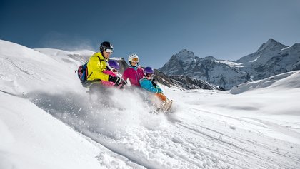 Familie beim Schlitteln, Big Pintenfritz, Jungfrau Region