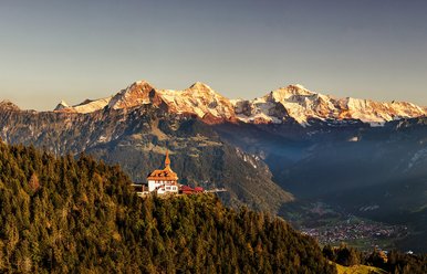 Harder Kulm in Interlaken bei Sonnenuntergang mit Eiger, Mönch und Jungfrau im Hintergrund