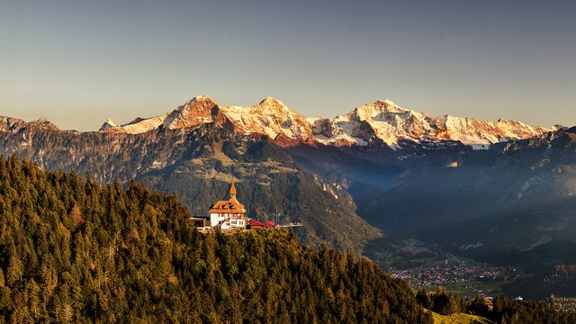 Harder Kulm in Interlaken bei Sonnenuntergang mit Eiger, Mönch und Jungfrau im Hintergrund