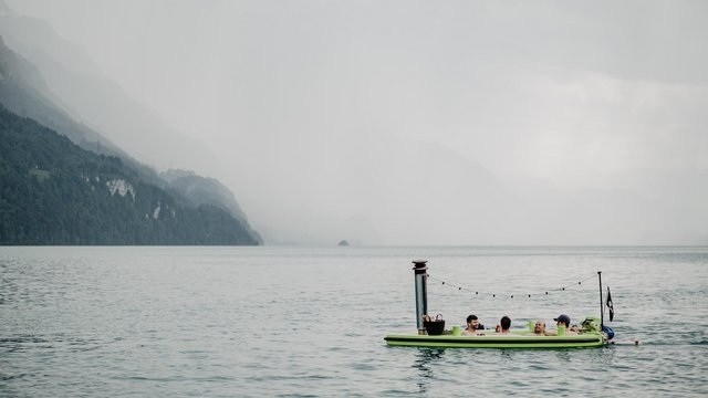 Hot Tub Boot auf dem Brienzersee