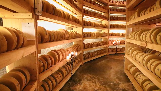 Grotte à fromages à Gstaad