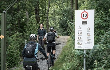 Koexistenz zwischen Wandererin und Bikern in Gstaad, Destination Gstaad