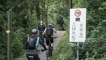 Koexistenz zwischen Wandererin und Bikern in Gstaad, Destination Gstaad