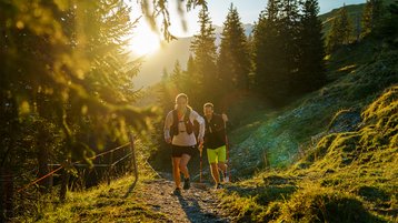 Trailrunning auf dem Fortuna Trail Tschenten in der Sonne, Adelboden-Lenk-Kandersteg