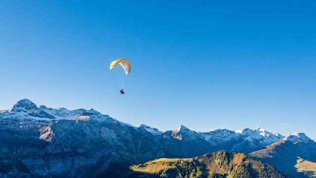 Gleitschirmfliegen über das Simmental