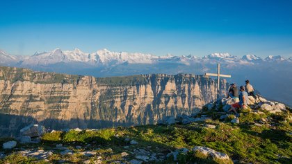 Sigriswiler Rothorn mit Gipfelkreuz und Wanderern im Sommer