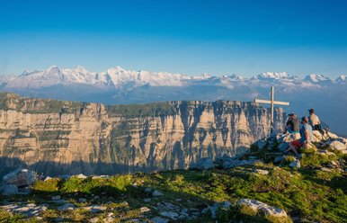Sigriswiler Rothorn mit Gipfelkreuz und Wanderern im Sommer