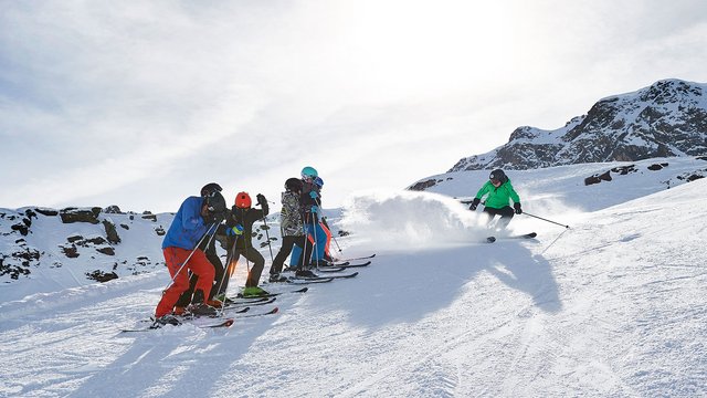 Skifahren im Schneesportlager