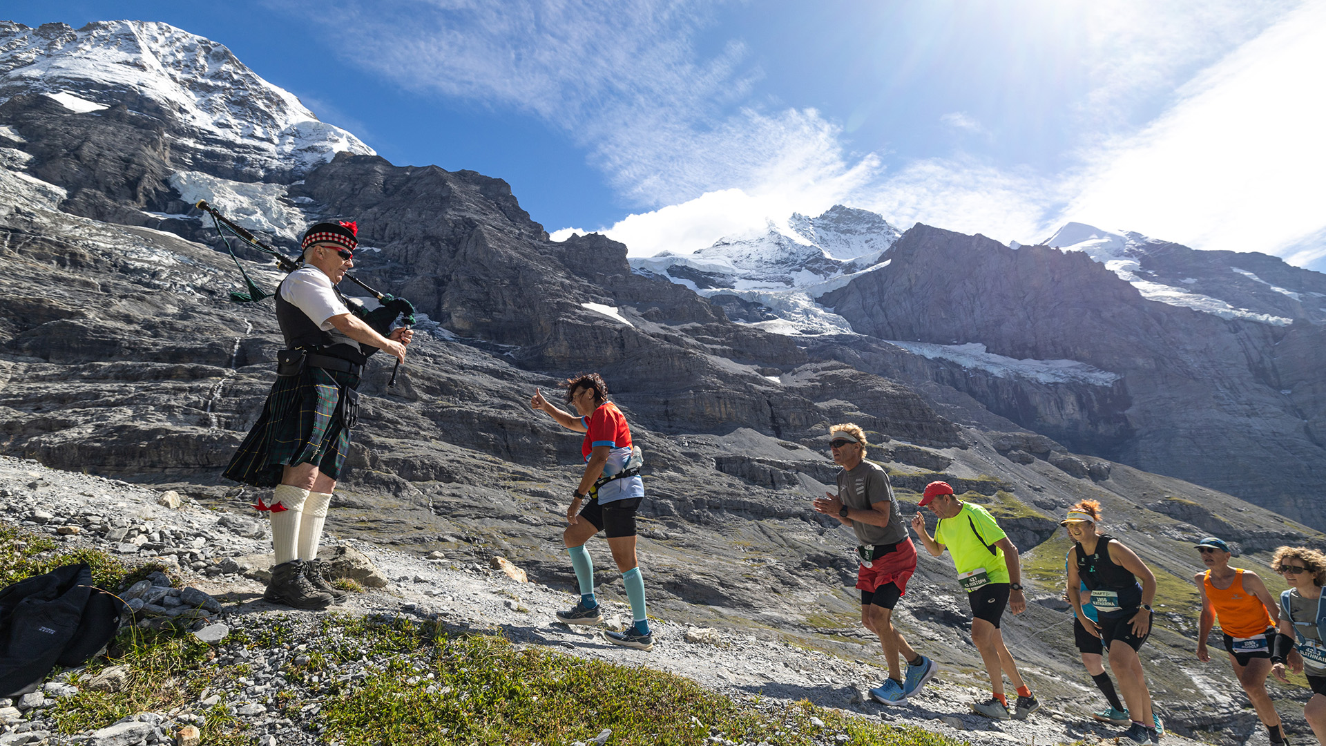 Dudelsackspieler und Teilnehmende an der höchsten Stelle des Jungfrau-Marathons